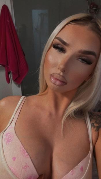 Lexy, 23  female escort, Raleigh